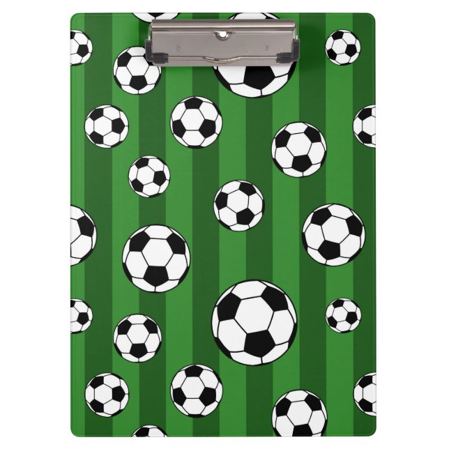Soccer Ball Pattern on Green Stripes Klemmbrett (Vorderseite)
