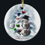 Soccer Ball Snowman Weihnachten Keramikornament<br><div class="desc">Der Soccer Ball Snowman sieht auf einer großen Auswahl an Weihnachtsgeschenkartikeln bezaubernd aus. Jeder Fußballfan würde dieses Ornament,  das an seinem Weihnachtsbaum hängt,  Liebe geben. Personalisieren Sie Ihre Daten mit Namen oder Datum.</div>