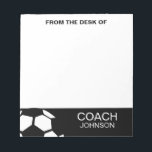 Soccer Coach Personalisiert Trendy Modern stilvoll Notizblock<br><div class="desc">Fußball Coach Personalisiert Trendy Moderne Stilvolle Schwarz-Weiß Notepad. Ein geometrischer Fußball verleiht diesem modischen Notizblock ein modernes Gefühl. Personalisieren Sie mit dem Namen in weiß mit schwarzem Hintergrund am Ende der Notizen. Ein praktisches und persönliches Geschenk für einen Schulfußballtrainer.</div>