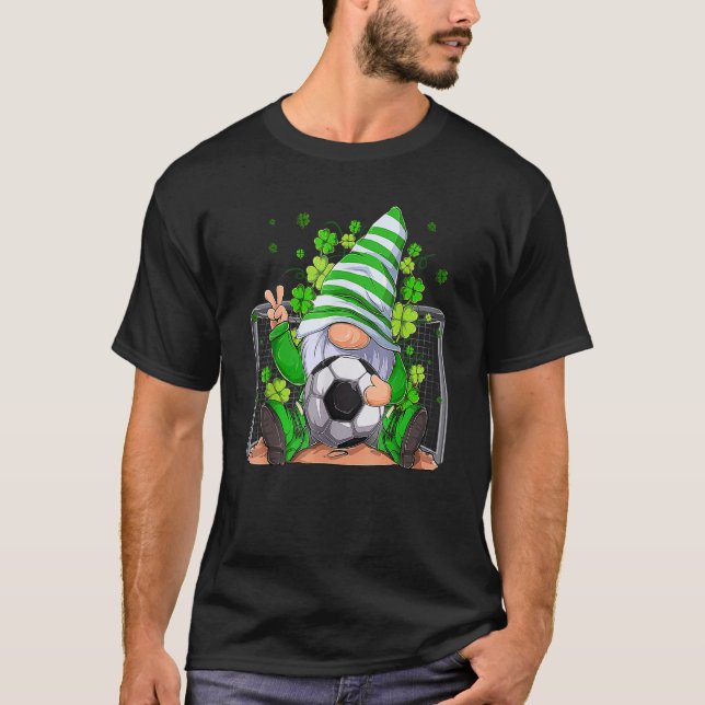 Soccer Gnome Lucky Shamrock Irish St Patrick's Day T-Shirt (Vorderseite)
