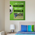 Soccer Motivierend Zitat-Foto Poster<br><div class="desc">Personalisieren Sie dieses motivierend Sprichwort Fußballplakat mit dem Zitat LIFE IST WIE SOCCER - SIE BRAUCHEN ZIELE mit einem eigenen Bild. Das Beispiel wird auf einem 16x20" Poster mit dem Value Paper gezeigt - andere Größen und Papierqualität oder Leinwand Optionen sind auf der Bestellseite. HILFE: Für Hilfe bei der Modifizierung...</div>