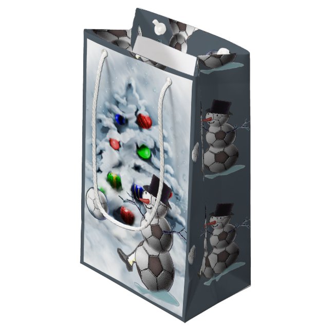 Soccer Snowman Weihnachten Kleine Geschenktüte (Vorderseite Schrägansicht)