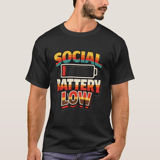 Social Battery Low Funny Introvert Humor T-Shirt (Vorderseite)