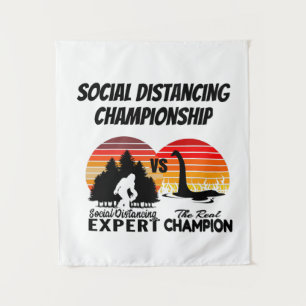 Social Distancing Meisterschaft - Yeti Vs Nessie Wandteppich
