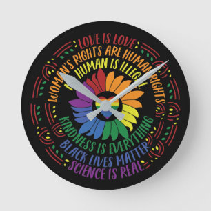 Social Justice Rainbow Colors Word Art Runde Wanduhr