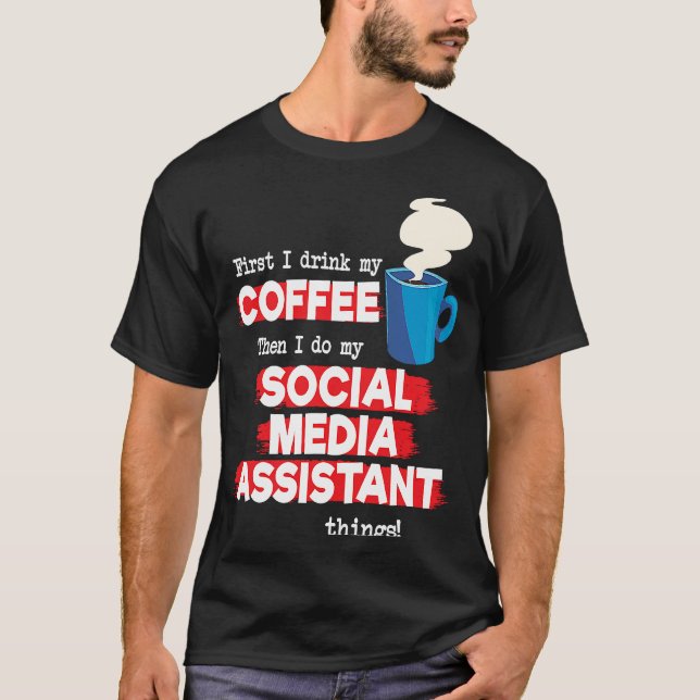 Social Media Assistant & Coffee Sprichwort T-Shirt (Vorderseite)