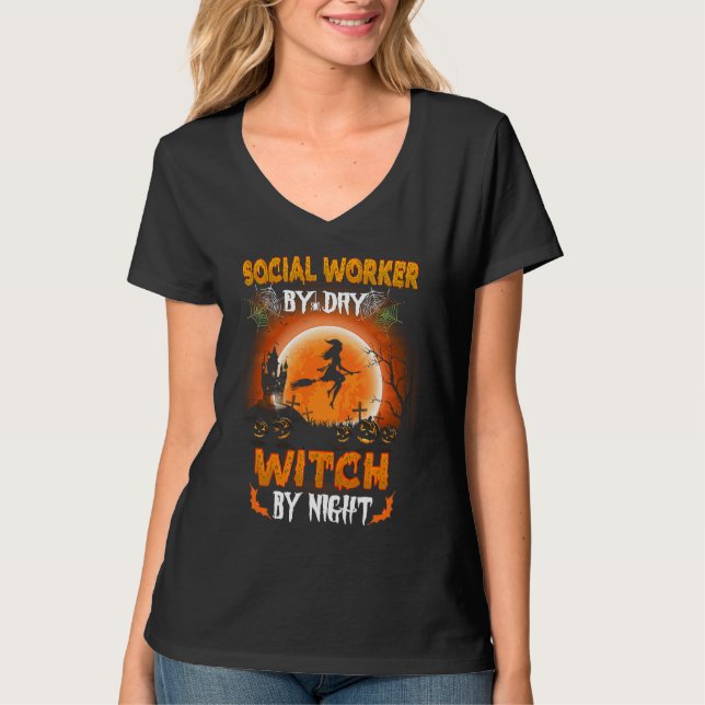 Social Worker By Day Witch By Night Halloween Soci T-Shirt (Vorderseite)