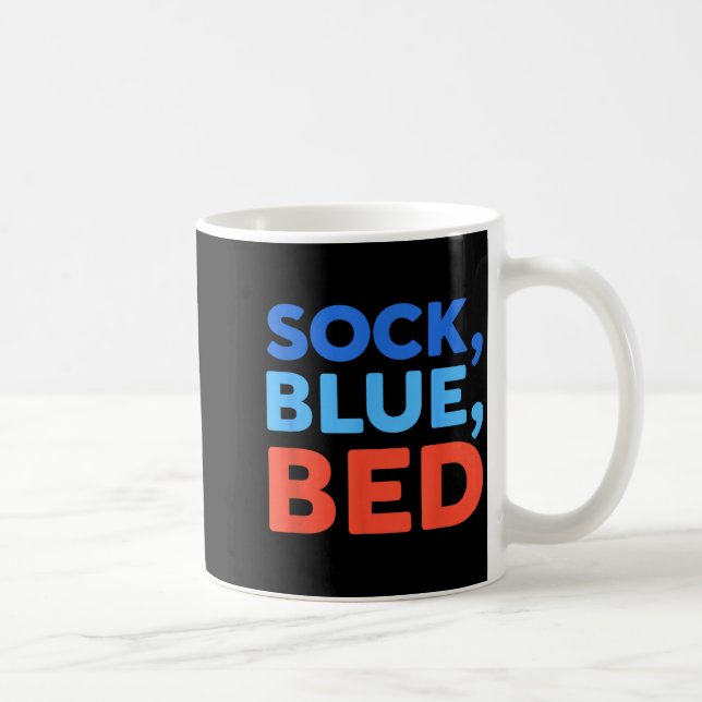 Sock Blue Bed Funny Meme  Kaffeetasse (Rechts)