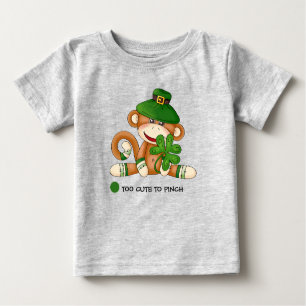 Sock Monkey mit Kleeblatt St. Patrick's Day Baby T-shirt