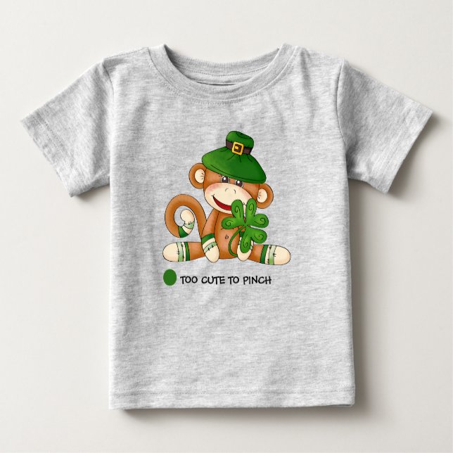 Sock Monkey mit Kleeblatt St. Patrick's Day Baby T-shirt (Vorderseite)