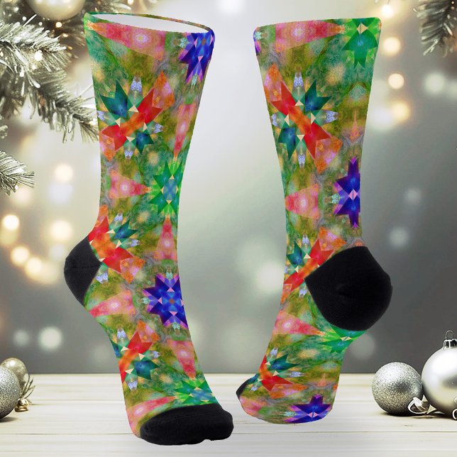 Socken für Weihnachten und Weihnachten (Artistic Christmas socks featuring a fun abstract geometric fractal pattern in green and red colors)