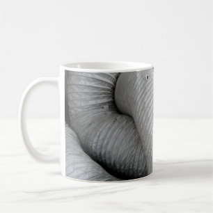 Sofa aus grauem und schwarzem Stoff Kaffeetasse