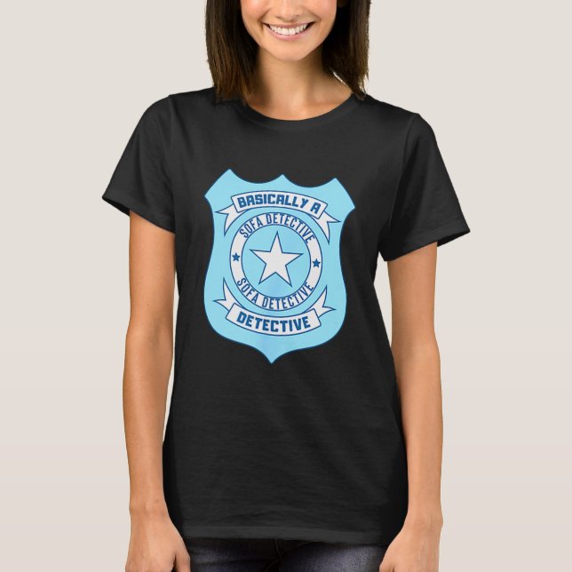 Sofa Detective Badge Funny True Crime Basically A  T-Shirt (Vorderseite)