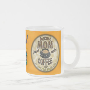 SOFORTIGE MAMA addieren gerade KAFFEE (und einen Mattglastasse