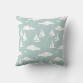 Soft Aquamarin Sailboat und Cloud Coasttern Muster Kissen