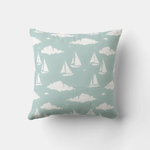 Soft Aquamarin Sailboat und Cloud Coasttern Muster Kissen