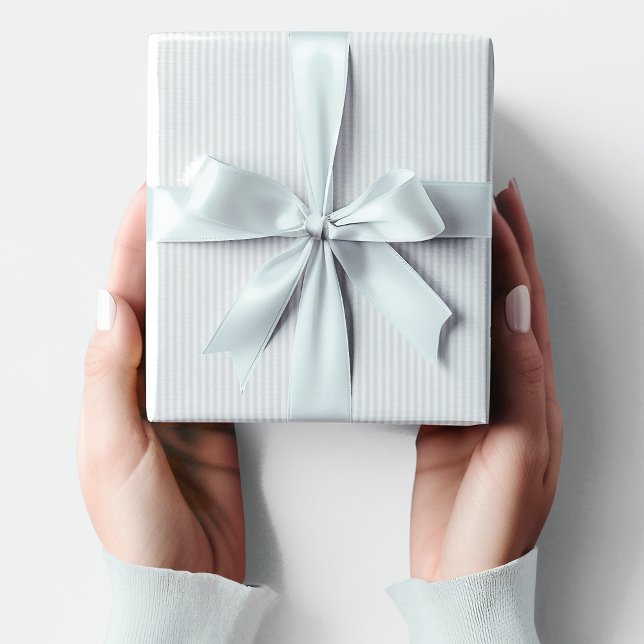 Soft Baby Blue und White Stripe Baby Dusche Geschenkpapier (Elegant Baby Blue and White Pinstriped Gift Wrap for Baby Shower. Cute Pastel Blue & White Stripes)