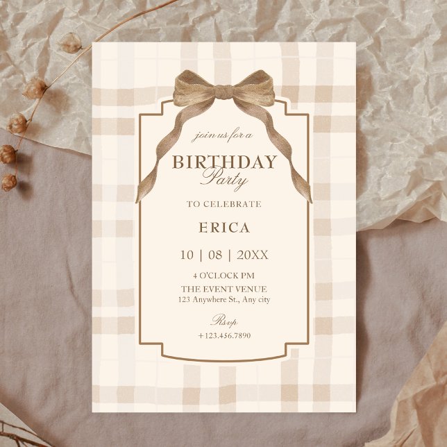 Soft beige brown bow tartan plaid birthday einladung (Von Creator hochgeladen)