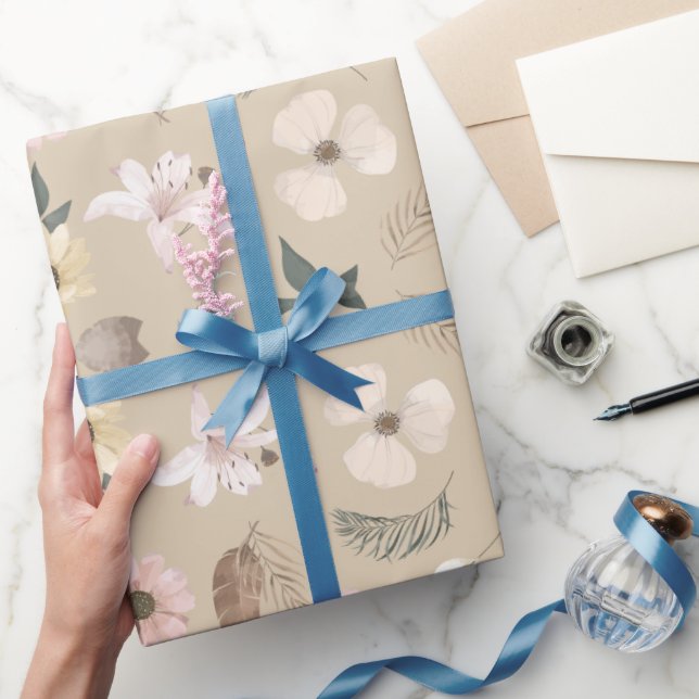 Soft Beige Watercolor Floral  Geschenkpapier (Schenken)