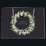 Soft Black Snowberry Eukalyptus Christmas/Holiday Große Geschenktüte<br><div class="desc">Elegante,  weich warme schwarz,  Weihnachts-/Feiertagsgeschenk-Tasche mit einer persönlichen Nachricht. Mit einem Kranz aus handgemalten Snowberries und Eukalyptus. Der gesamte Text ist vollständig editierbar,  sodass Sie den Schriftart leicht ändern können. Verschiedene Taschen in verschiedenen Größen und Koordinatensets in meinem Geschäft verfügbar.</div>