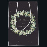 Soft Black Snowberry Eukalyptus Christmas/Holiday Mittlere Geschenktüte<br><div class="desc">Elegante,  weiche,  schwarze Weihnachts-/Feiertagsgeschenk-Tasche mit persönlicher Nachricht und Name(n). Mit einem Kranz aus handgemalten Snowberries und Eukalyptus. Der gesamte Text ist vollständig editierbar,  sodass Sie den Schriftart leicht ändern können. Verschiedene Taschen in verschiedenen Größen und Koordinatensets in meinem Geschäft verfügbar.</div>