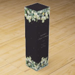 Soft Black Snowberry Eukalyptus Christmas/Holiday Weinbox<br><div class="desc">Elegante,  weiche,  schwarze Weihnachts-/Feiertagswein-Geschenkbox mit einem Rand von handgemalten Snowberries und Eukalyptus. Der gesamte Text ist vollständig editierbar,  sodass Sie den Schriftart leicht ändern können. Koordination von Gegenständen in meinem Geschäft.</div>