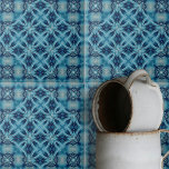 Soft Blue und Indigo Symmetrisches geometrisches M Fliese<br><div class="desc">Diese Keramik-Kachel weist ein kompliziertes, symmetrisches Muster auf, das von der Mitte ausstrahlt und einen kaleidoskopischen Effekt erzeugt. Das Design ist komplex und sorgfältig gefertigt, mit Formen, die sich miteinander verbinden und überlappen, wodurch ein Gefühl von Tiefe und Dimension entsteht. Die Farbpalette wird von verschiedenen Schattierungen von ruhiger, sanfter Blues...</div>