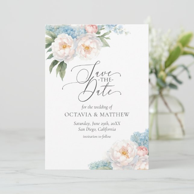 Soft Blue und Pink Blume Script WEDD Save The Date (Stehend Vorderseite)