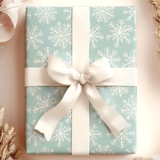 Soft Blue White Snowflakes Weihnachten Geschenkpapier (Von Creator hochgeladen)