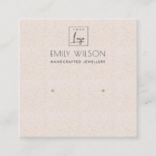 SOFT BLUSH PINK KERAMIK STUD EARRING DISPLAY LOGO QUADRATISCHE VISITENKARTE