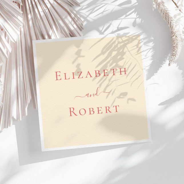 Soft Coral einfache Minimalistische Paare Namen Ho Serviette (Soft Coral Simple Minimalist Couple Names Wedding Napkins on sunny white table.)