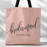 Soft Coral Pink Bridesmaid Modernes Skript<br><div class="desc">Zeigen Sie Ihrem Brautparty mit dieser stilvollen, weich korallenrosa, überdachten Totentasche Ihre Wertschätzung. Diese Tasche mit modernem Drehbuch und dem Namen Ihrer Brautjungfrau ist praktisch und elegant zugleich. Die weiche Farbe und das schicke Design machen es perfekt, um das Wesentliche des Hochzeitstages oder Alltagsgegenstände zu tragen. Diese personalisierte Totttasche verleiht...</div>