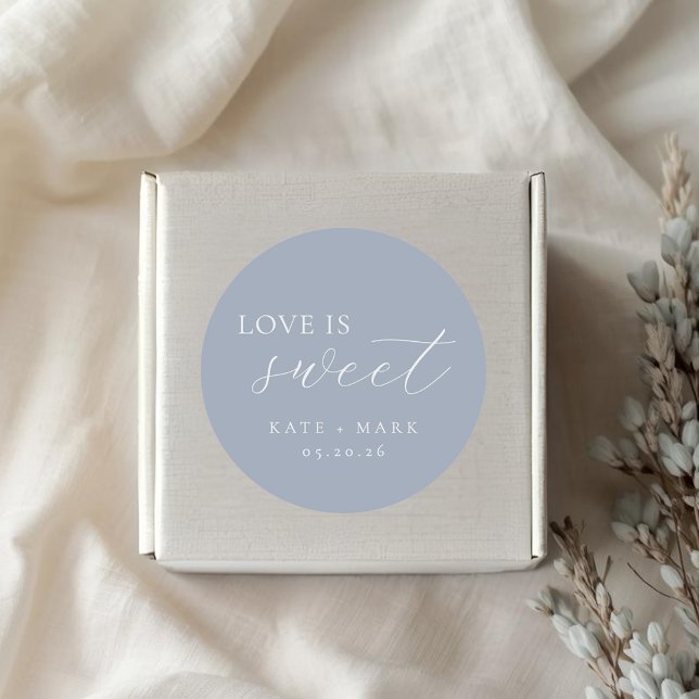 Soft Dusty Blue Love Is Sweet Wedding Favor Runder Aufkleber (Von Creator hochgeladen)