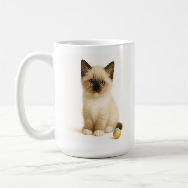 Soft Focus - Ragdoll Kitten mit Felt Toy Ball Kaffeetasse (Links)