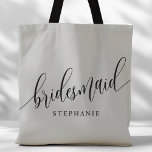 Soft Gray Bridesmaid Modernes Skript<br><div class="desc">Zeigen Sie Ihrem Brautparty mit dieser stylischen, weich grauen Bridesmaid Tote Tasche Ihre Wertschätzung. Diese Tasche mit modernem Drehbuch und dem Namen Ihrer Brautjungfrau ist praktisch und elegant zugleich. Die weiche Farbe und das schicke Design machen es perfekt, um das Wesentliche des Hochzeitstages oder Alltagsgegenstände zu tragen. Diese personalisierte Totttasche...</div>