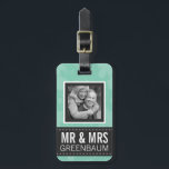 Soft Mint and Grey Mr. und Mrs. Personalisiert Fot Gepäckanhänger<br><div class="desc">Hier ist ein ultra-schicker Gepäckanhänger, speziell für verheiratete Paare. Ein zarter, dezent grüner, blumengrüner gemusterter Hintergrund auf beiden Seiten mit schwachen Blätter und blumengeschmückten Details, der vorne mit fett-, blockgeschweiften Schriftzügen und einem kohlegrau gesteppten Farbbandstreifen betont wird. Einfach mit deinem Nachnamen personalisiert. Möglicherweise müssen Sie den Schriftart so anpassen, dass...</div>