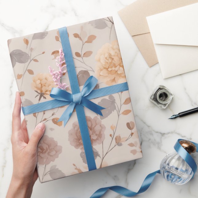 Soft Neutral Rose Beige Floral Pattern Geschenkpapier (Schenken)
