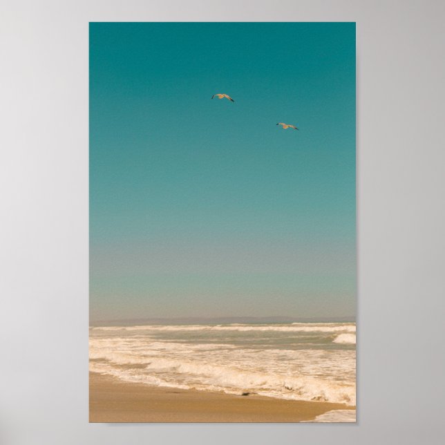 Soft Pastel Ocean Sandy Beach Sky Flying Seagulls Poster (Vorne)
