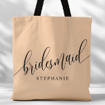 Soft Peach Bridesmaid Modernes Skript<br><div class="desc">Zeigen Sie Ihrem Brautparty mit dieser stylischen, weich pfirsichfarbenen Totentasche Ihre Wertschätzung. Diese Tasche mit modernem Drehbuch und dem Namen Ihrer Brautjungfrau ist praktisch und elegant zugleich. Die weiche Farbe und das schicke Design machen es perfekt, um das Wesentliche des Hochzeitstages oder Alltagsgegenstände zu tragen. Diese personalisierte Totttasche verleiht den...</div>