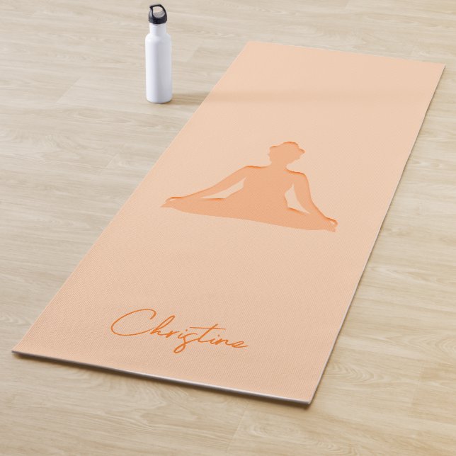 Soft Peach Yoga Pose mit Individuelle Name Yogamatte (Beispiel)