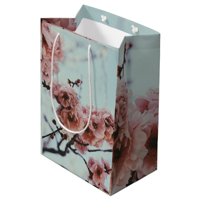 Soft Pink Cherry Blossom Geschenkboxen Mittlere Geschenktüte (Rückseite Schrägansicht)