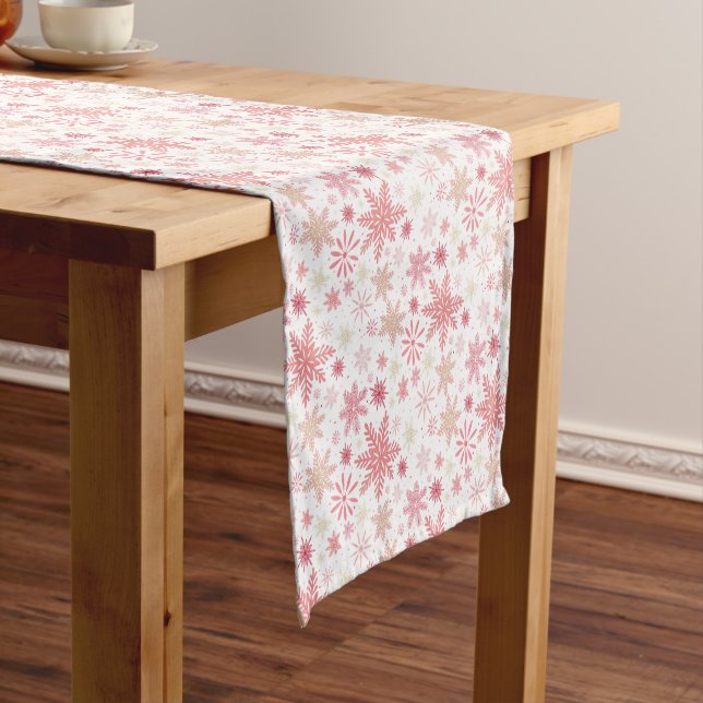 Soft Pink Snowflakes Holiday Table Runner Kurzer Tischläufer (Beispiel)