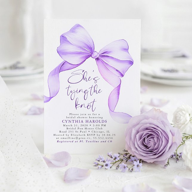 Soft Purple Bow She's Tying the Knot Bridal Shower Einladung (Purple Bow Bridal Shower Invitations)