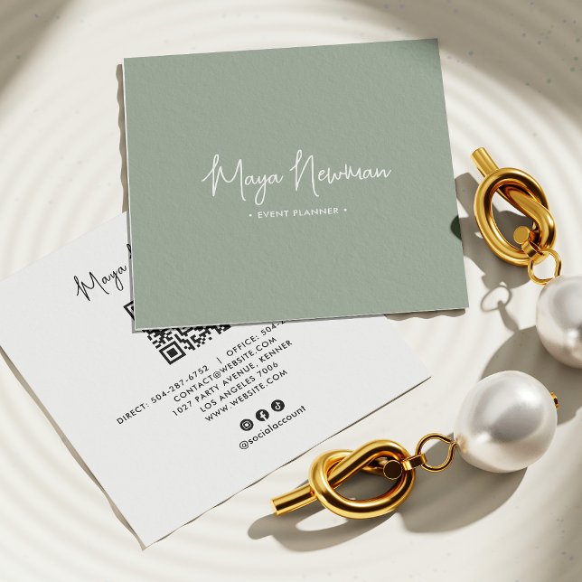 SOFT SAGE GREEN Moderner CHIC Minimal QR Code Quadratische Visitenkarte (Von Creator hochgeladen)