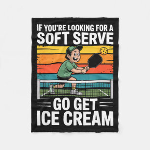 Soft-Serve-Pickleball-Spruch für Papa, der spielt  Fleecedecke