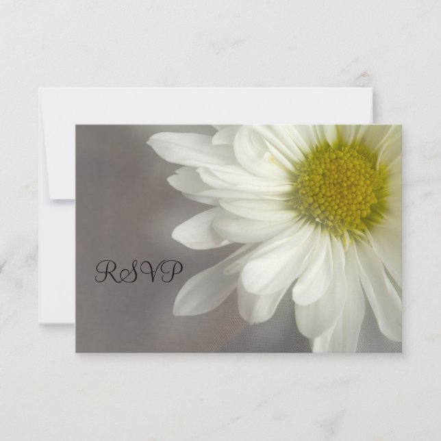 Soft White Daisy on Grey Wedding RSVP Karte (Vorderseite)