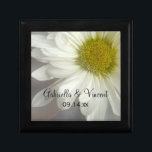 Soft White Daisy Wedding Erinnerungskiste<br><div class="desc">Passen Sie die hübsche Weiße Daisy Hochzeit-Geschenkboxen mit den persönlichen Namen der Braut- und Bräutigam- und Heiratszeremonie an,  um den Neuvermählten ein personalisiertes Sake-Geschenk zu machen. Diese wunderschöne botanische Hochzeitsfotografie zeigt ein mehrfaches Foto einer blühenden Blume mit weißer Blüte,  gelb und grauem Hintergrund.</div>