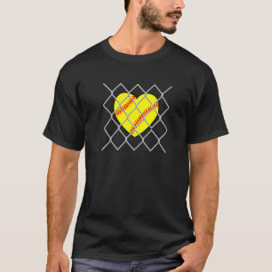 Softball-Herz hinter einem Kettenverknüpfungszaun T-Shirt