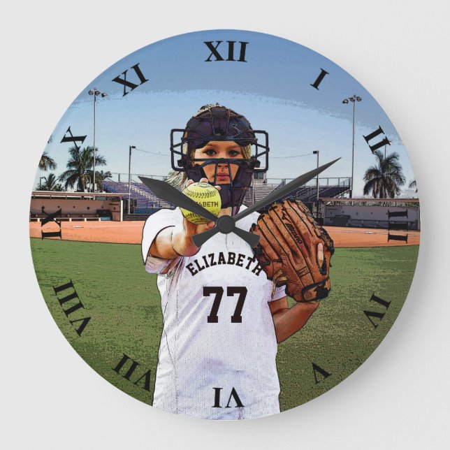 Softball Player Catcher mit Ihrem Namen und Ihrer  Große Wanduhr (Vorderseite)