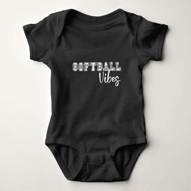 Softball Vibes Baby Strampler (Vorderseite)